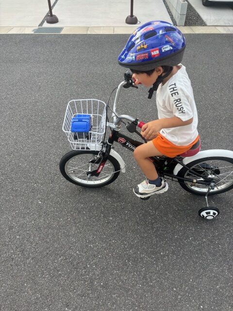 子どもが自転車に乗っている